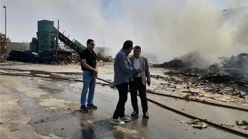 النيران تشتعل داخل مصنع ورق ببني سويف.. السيطرة على الحريق وخسائر مادية دون إصابات ببياض العرب