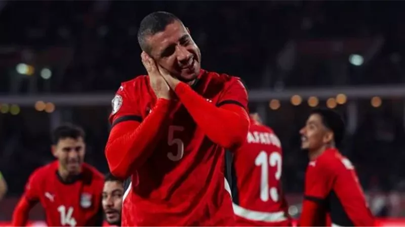 رامي ربيعة يحمل شارة القيادة.. ترتيب كباتن منتخب مصر فى غياب محمد صلاح