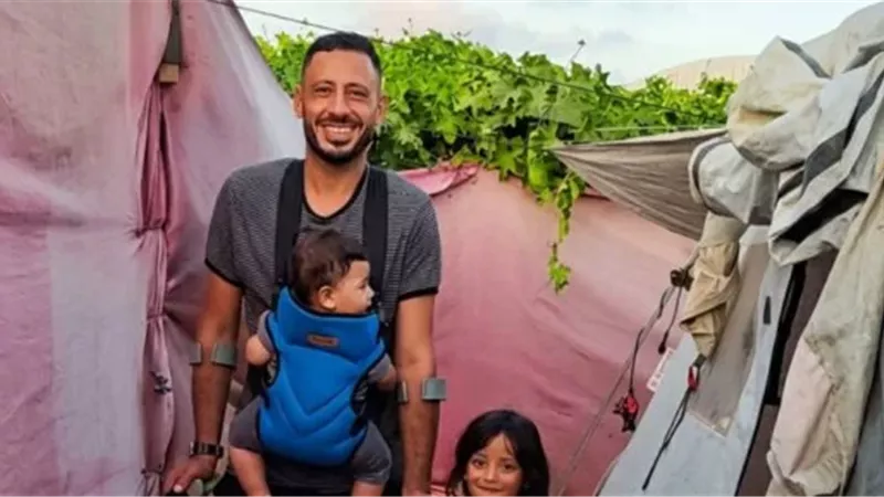 الاحتلال بتر قدمه.. الفلسطينى عدلى حسن يحلم بطرف صناعى ليعود ويمشى مع أطفاله الشاب الفلسطينى عدلى حسن وأطفاله