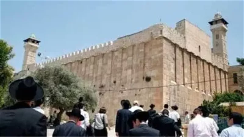 مئات المستوطنين يقتحمون الحرم الإبراهيمى فى الخليل