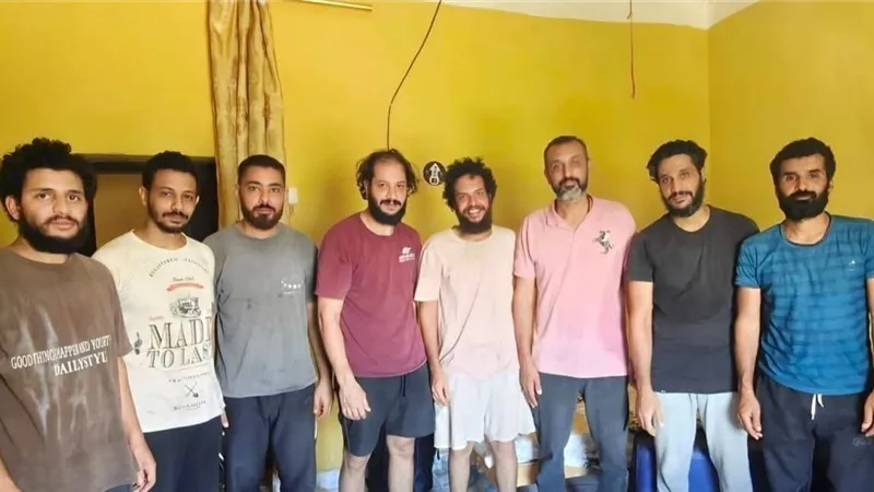 الإفراج عن 8 بحارة مصريين مختطفين بالصومال وتسهيل عودتهم للقاهرة