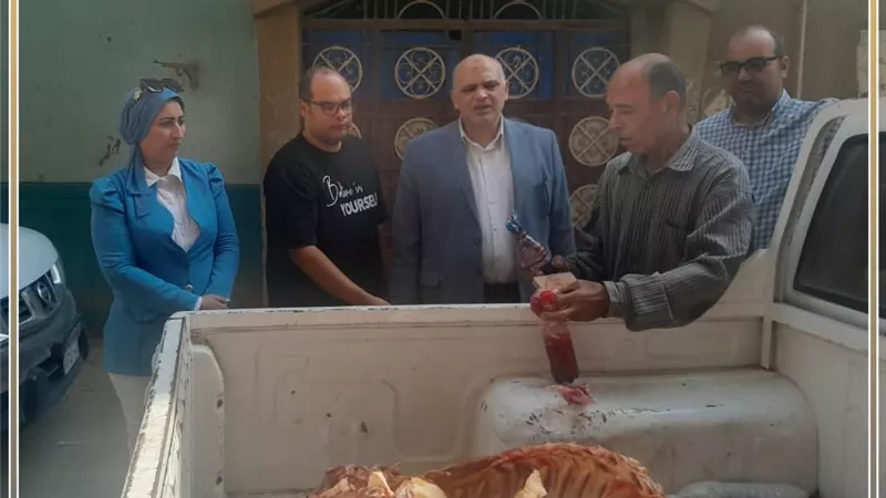 ضبط 300 كجم لحوم غير صالحة للاستهلاك وختم مقلد لأختام المجازر الحكومية خلال حملة رقابية ببني سويف 