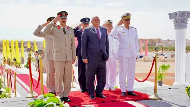محافظ مطروح وقائد المنطقة الغربية العسكرية ومدير الأمن يضعون إكليل الزهور على النصب التذكاري للجندي المجهول