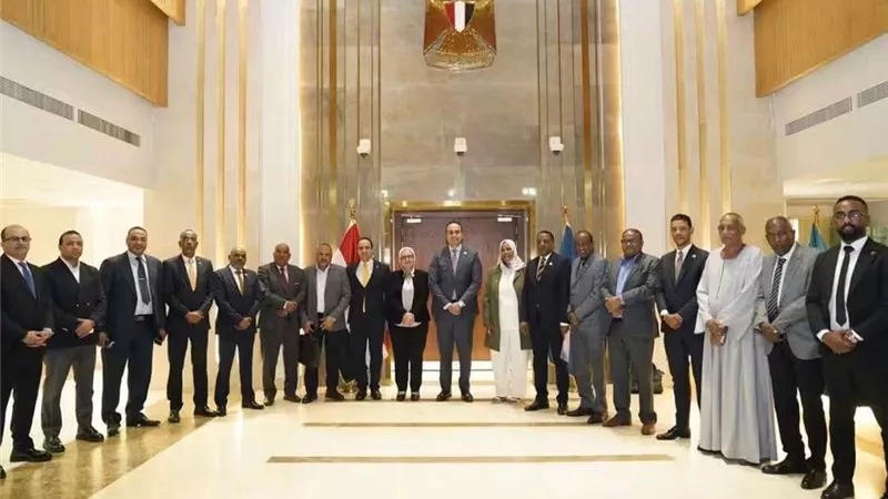 رئيس هيئة الرعاية الصحية يلتقي الكتلة البرلمانية وأعضاء مجلسي النواب والشيوخ بأسوان لبحث سبل تكامل الخدمات الصحية المقدمة بالمحافظة