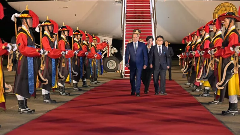 الرئيس عبد الفتاح السيسي يصل  إلى قاعدة سول الجوية