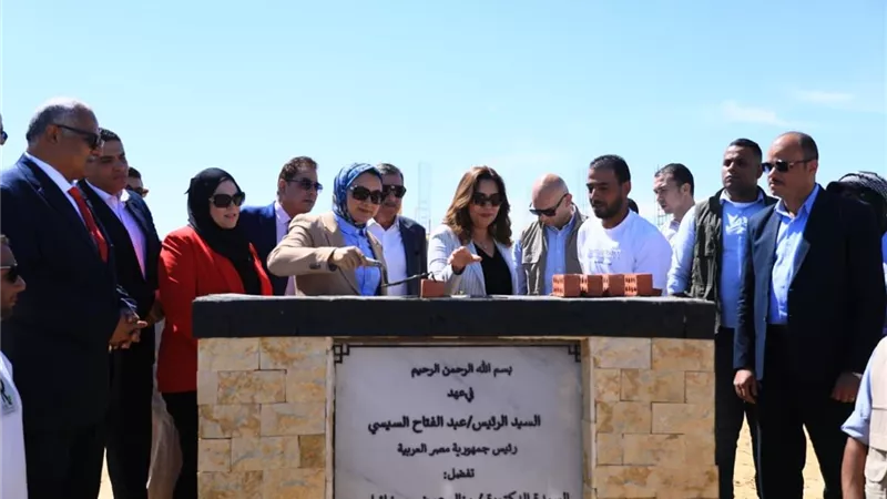 وزيرة التنمية المحلية والبيئة ومحافظ الوادى الجديد تضعان حجر أساس للمجمع الرائد لصناعات التمور بواحة الشوربجي