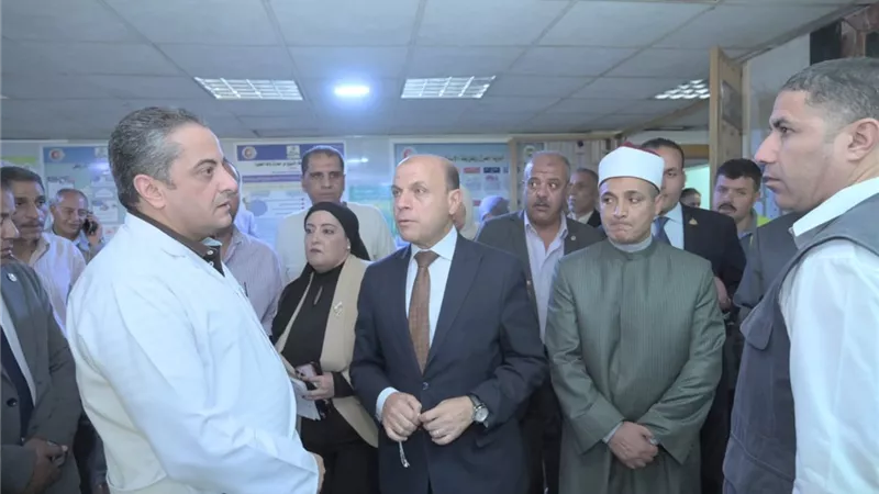 محافظ الغربية يزور الطلاب المصابين داخل معهد أزهري بمستشفى المحلة العام