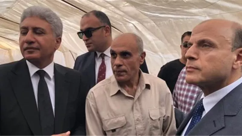 وزير السياحة يهدي مكتشف تمثال رمسيس الثاني بالغربية وزوجته رحلتى عمرة