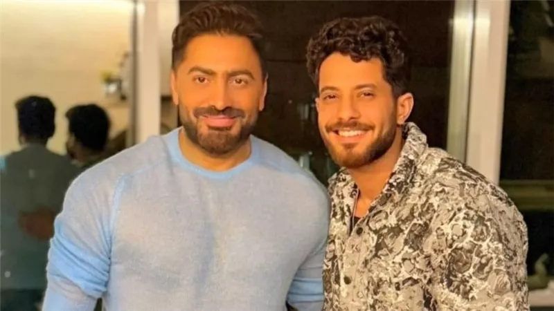 إيماناً بالمواهب الجديدة.. تامر حسني يدعم المطرب مؤمن خالد قبل حفلته بساقية الصاوي
